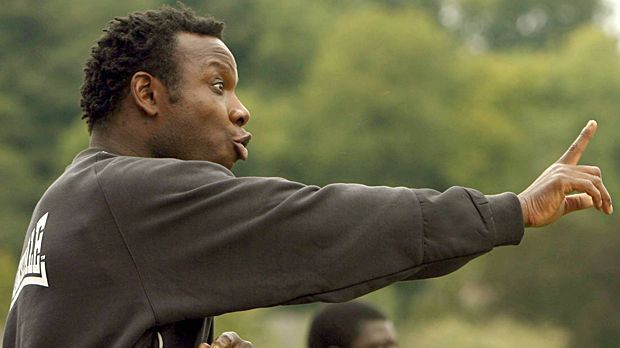 
                <strong>Leroy Rosenior</strong><br>
                Noch schneller musste Leroy Rosenior gehen. Der Trainer wurde am 17. Mai 2007 bei Torquay United vorgestellt. Während die Pressekonferenz lief, wurde der englische Klub von Investoren gekauft. Diese wollten einen anderen Trainer, Rosenior musste direkt wieder seinen Hut nehmen.
              