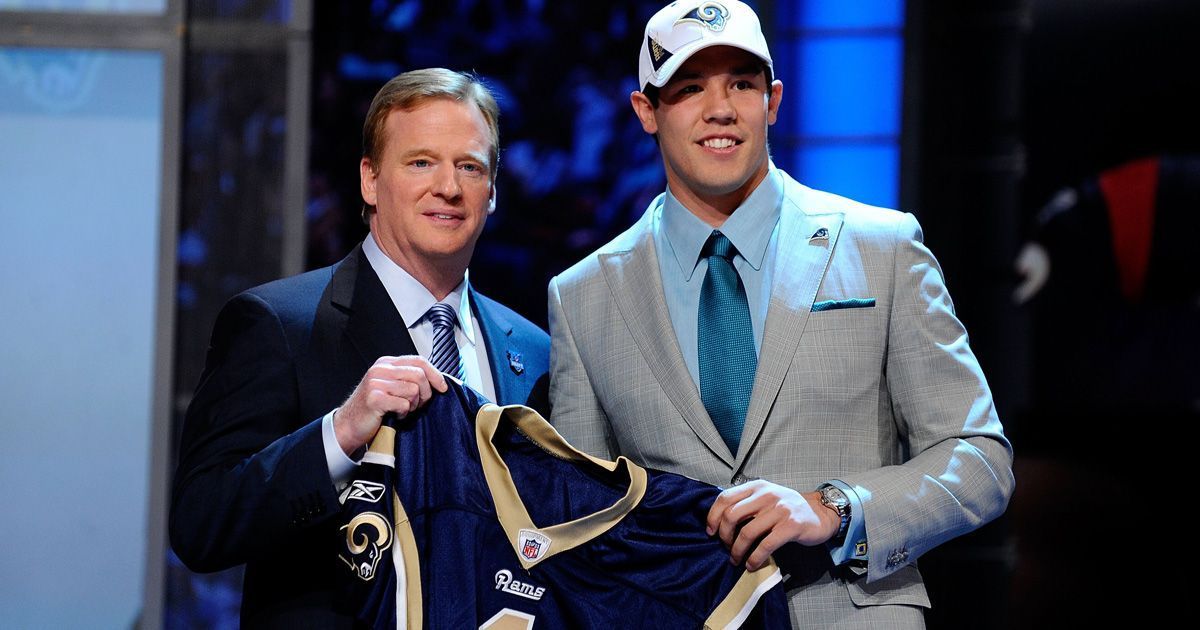 
                <strong>Los Angeles Rams: Sam Bradford (Quarterback, 1. Pick 2010)</strong><br>
                Sam Bradford wurde 2010 als Heilsbringer mit dem ersten Pick im Draft gewählt und sollte den Rams wieder neuen Glanz verleihen. Doch mehr als ein durchschnittlicher Quarterback war Bradford nie. Der Nummer-1-Pick kam bei den Rams nie auf mehr als 3800 Passing-Yards. Zudem war auch seine Touchdown-Interception-Quote nicht gut genug (59-38). Nach Verletzungssorgen des Quarterbacks beendeten die Rams das Kapitel mit einem Trade zu den Philadelphia Eagles. Nach einem ordentlichen Gastspiel bei den Minnesota Vikings ging er 2018 als Free Agent zu den Arizona Cardinals, bei denen er allerdings schon im dritten Spiel seinen Starter-Platz verlor.
              