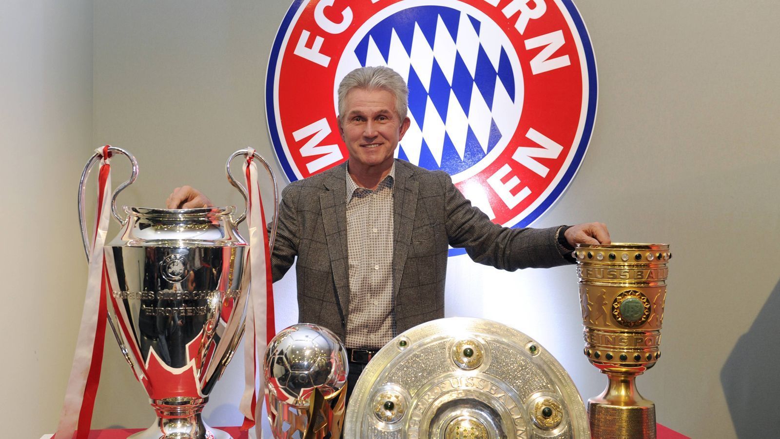 
                <strong>Bayern-Triple</strong><br>
                Danach erneut die Bayern. Und was für zwei Saisons. Erst das "Vize-Triple" 2012 mit dem verlorenen Champions-League-Finale dahoam. 2013 dann die absolute Krönung mit dem Triple aus Meisterschaft, DFB-Pokal und Königsklasse. Er wurde Trainer des Jahres und Welttrainer. Eigentlich der perfekte Abschluss einer großen Karriere. Eigentlich. Wenn sein Freund Uli Hoeneß nicht immer Hilfe bräuchte.
              