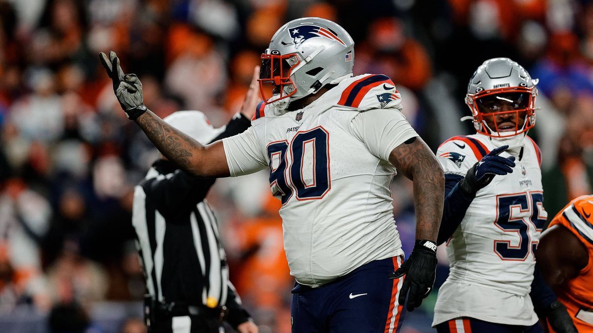 NFL, American Football Herren, USA New England Patriots at Denver Broncos Dec 24, 2023; Denver, Colorado, USA; New England Patriots defensive tackle Christian Barmore (90) reacts after a play in th...