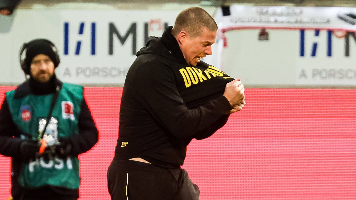 Endstand 1:2 fuer Borussia Dortmund. Mega Jubel bei Mike Tullberg (Borussia Dortmund, Trainer). Rastet aus vor Freude und Laeuft auf die Fans zu. GER, 1.FC Heidenheim vs. Borussia Dortmund, Fussbal...