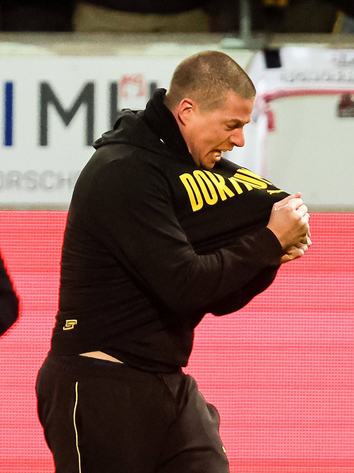 Endstand 1:2 fuer Borussia Dortmund. Mega Jubel bei Mike Tullberg (Borussia Dortmund, Trainer). Rastet aus vor Freude und Laeuft auf die Fans zu. GER, 1.FC Heidenheim vs. Borussia Dortmund, Fussbal...