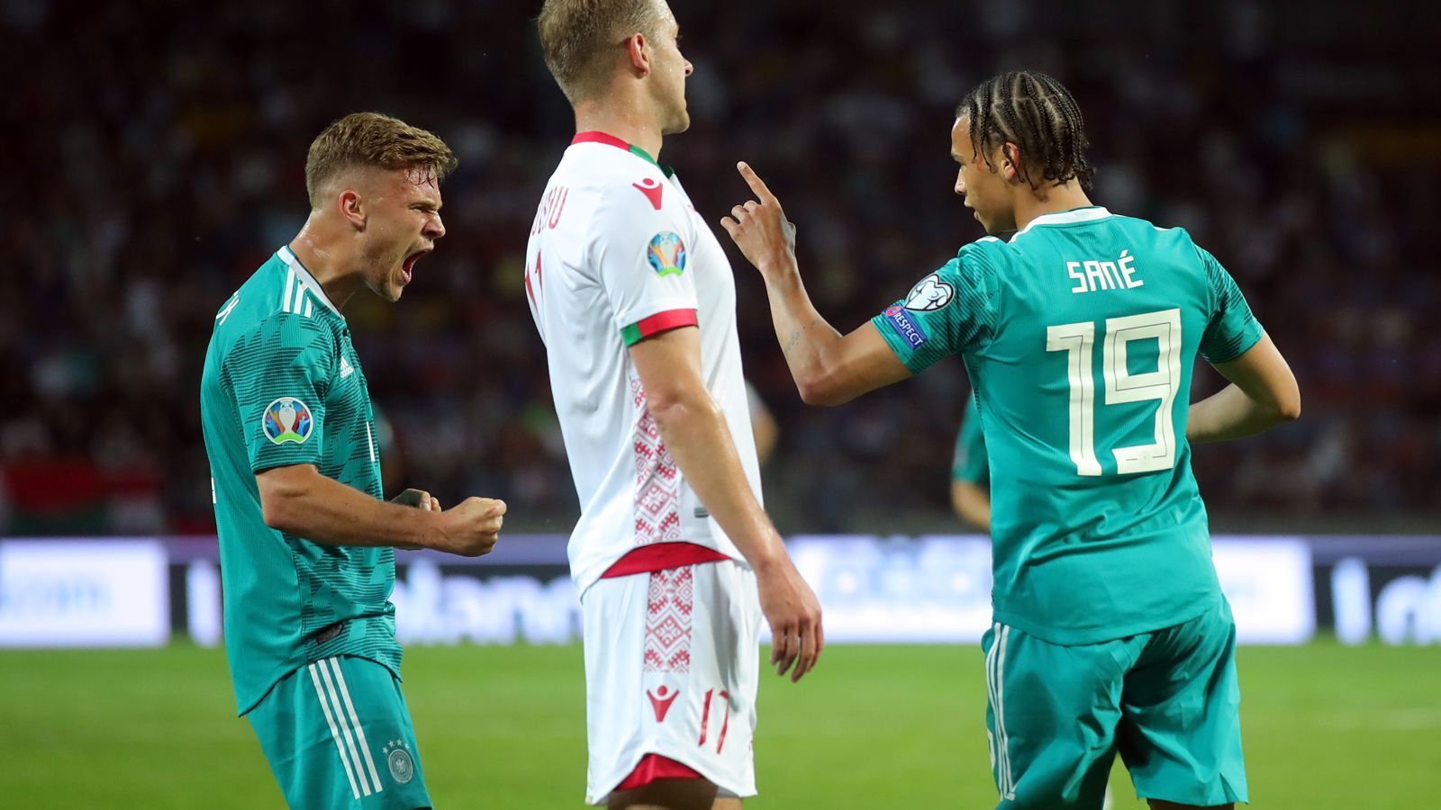 
                <strong>Einzelkritik</strong><br>
                Die deutsche Nationalmannschaft löst die Pflichtaufgabe Weißrussland souverän - wenn auch nicht immer mit Glanz. Beim 2:0 sticht neben den Torschützen vor allem Joshua Kimmich heraus. Das DEB-Team in der ran-Einzelkritik.
              