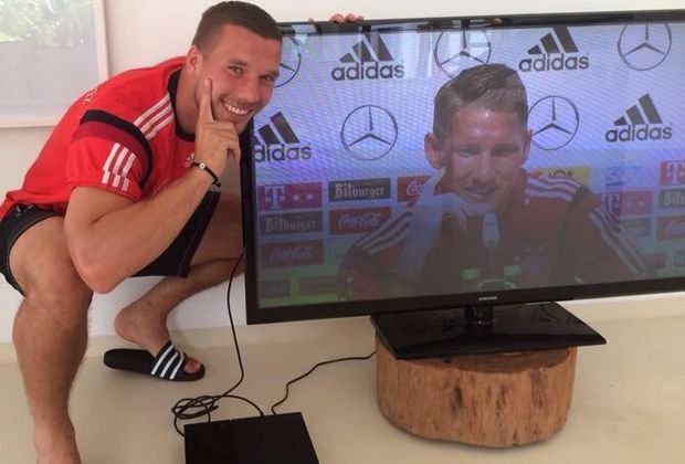 
                <strong>Scherzkeks</strong><br>
                Spaßvogel Lukas Podolski ahmt den nichtsahnenden Bastian Schweinsteiger auf der Pressekonferenz nach und twittert: "Cool press conference Basti."
              