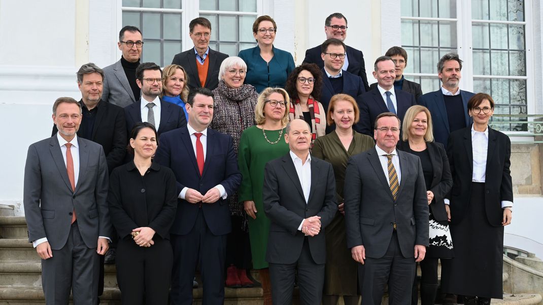 Das Kabinett um Bundeskanzler Olaf Scholz (SPD) steht beim Familienfoto bei der Klausurtagung des Bundeskabinetts auf Schloss Meseberg.