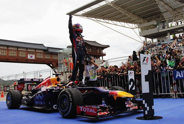 
                <strong>Gewohnte Bilder</strong><br>
                Die Bilder gleichen sich, doch Sebastian Vettel wird es egal sein. Der Heppenheimer dominiert auch in Südkorea und sichert sich am Ende die 25 Punkte für Platz eins. Theoretisch kann der 26-Jährige schon beim nächsten Rennen alles klar machen
              