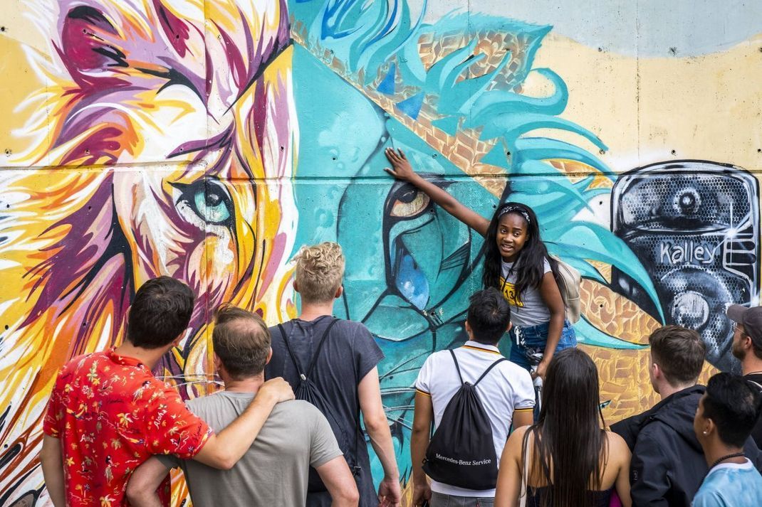Medellins Favelas haben sich gewandelt. Immer mehr Touristen interessieren sich für die früheren Problemviertel und kommen hier hier - zum Beispiel zu einer Street-Art-Tour.