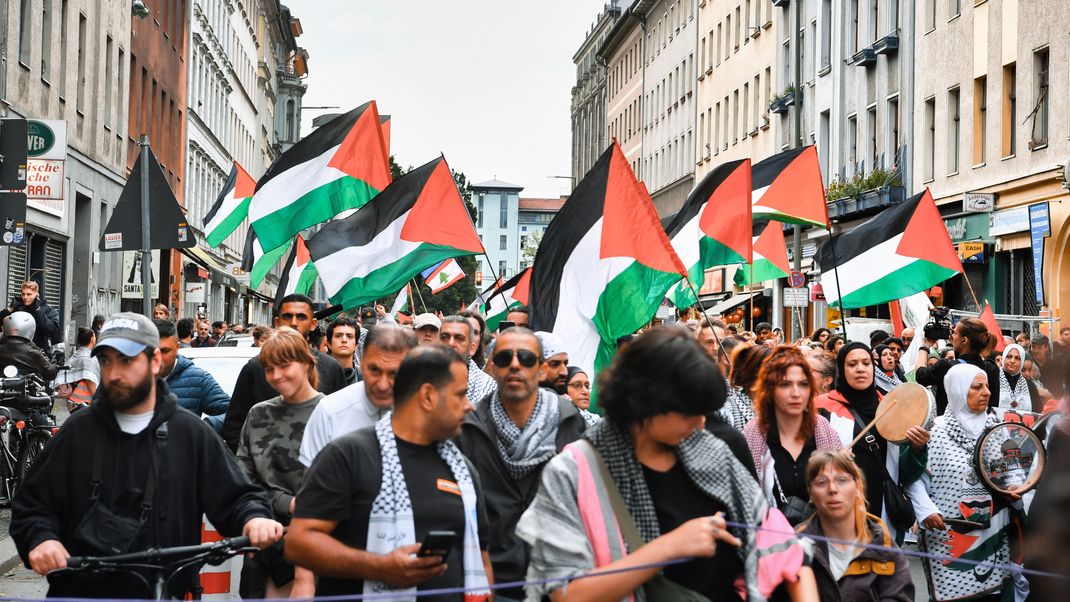 In Berlin haben wieder tausende Menschen an einer pro-palästinensischen Demonstration teilgenommen. 