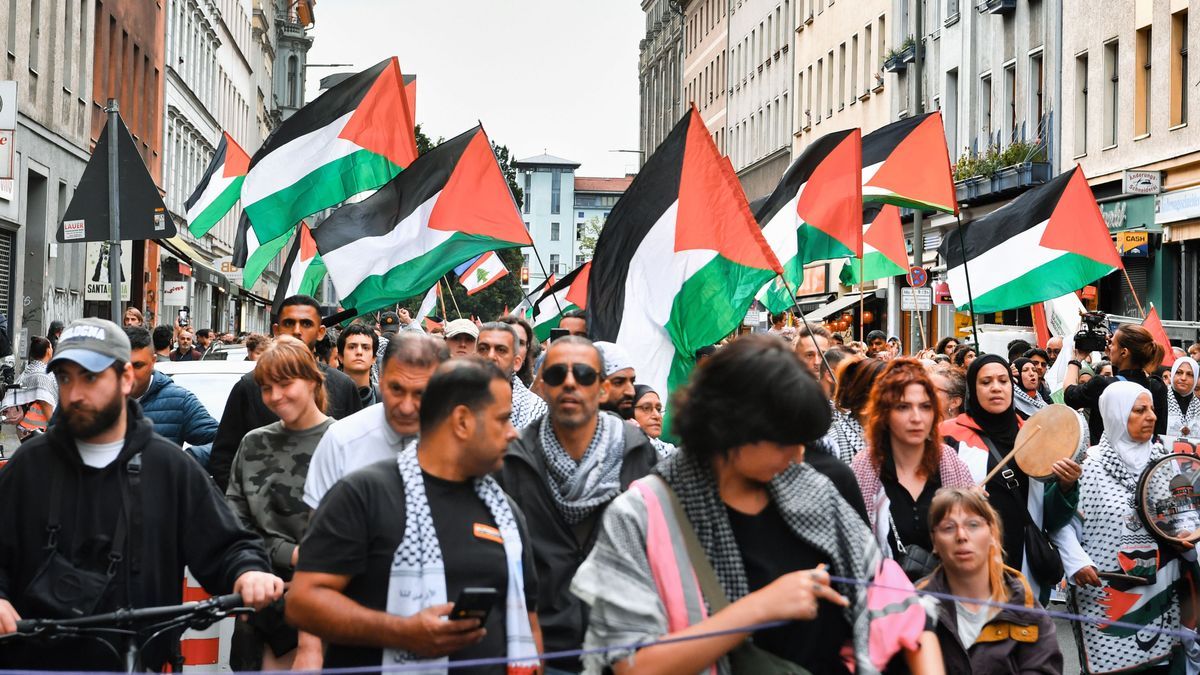 In Berlin haben wieder tausende Menschen an einer pro-palästinensischen Demonstration teilgenommen. 