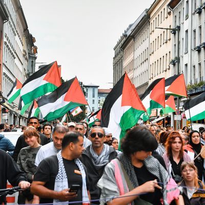 In Berlin haben wieder tausende Menschen an einer pro-palästinensischen Demonstration teilgenommen. 
