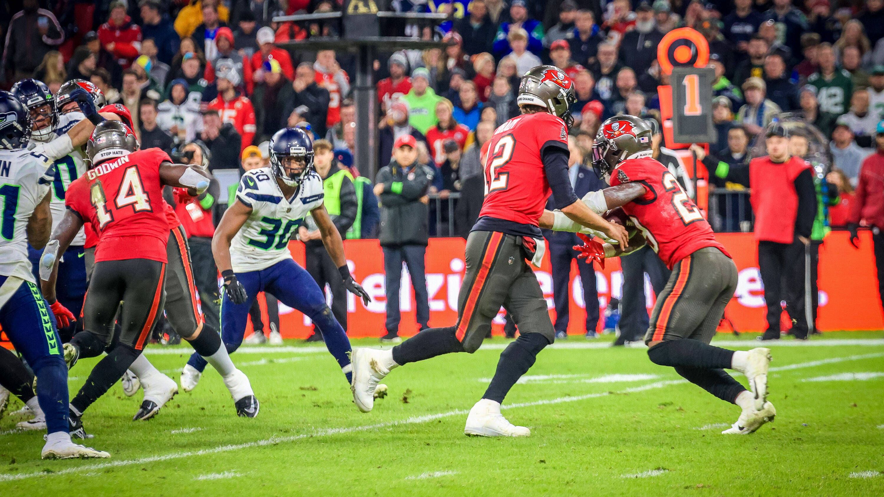 <strong>2022 in München: Tampa Bay Buccaneers vs. Seattle Seahawks</strong><br>Am 13. November 2022 wurde in der Allianz-Arena in München Geschichte geschrieben, als die Buccaneers und Seahawks erstmals auf deutschem Boden ein NFL-Spiel austrugen. Die Bucs gewannen die Partie 21:16. Was zudem blieb, war eine ausgelassene Stimmung und eine rundum gelungene Premiere.