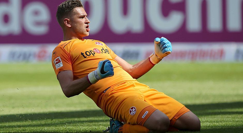 
                <strong>Torwart-Situation: Transferkandidaten</strong><br>
                Die "Rothosen" wollen aber offenbar einen weiteren gestandenen Keeper verpflichten. So berichtet die "Sport Bild" über das Interesse an Kaiserslauterns Julian Pollersbeck (Foto), Keeper der zweitbesten Abwehr der 2. Liga. Laut "Bild" soll zudem der Schwede Robin Olsen vom FC Kopenhagen auf der Einkaufsliste stehen.
              