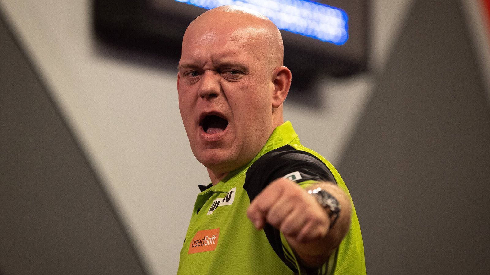 
                <strong>Platz 1: Michael van Gerwen</strong><br>
                Der dreimalige Weltmeister hat noch eine Rechnung mit dem Ally Pally offen. Vor zwei Jahren ging er gegen Dave Chisnall unter, vergangenes Jahr musste er Corona-bedingt in der dritten Runde zurückziehen. Mit drei Major-Titeln, drei European-Tour-Titeln und dem Gewinn der Premier League war 2022 sein Jahr. Diese Form zeigt er auch bei der WM. Zum Auftakt hatte er keine Probleme mit Youngster Lewis Williams (3:0), gegen Mensur Suljovic (4:2) feuerte er einen Average von 107,66 ins Board, im Achtelfinale gegen Landsmann Dirk van Duijvenbode (4:1) machte Mighty Mike kurzen Prozess und im Viertelfinale musste Gegner Chris Dobey sogar einen Whitewash (5:0) hinnehmen. Mighty Mike ist vor dem Halbfinale gegen Dimitri van den Bergh bereit für Titel Nummer vier.
              