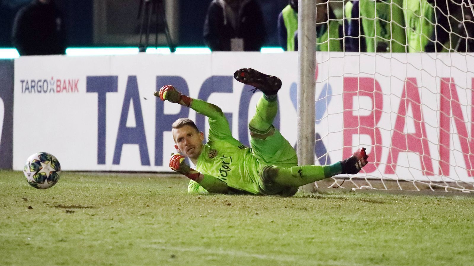 
                <strong>Platz 5 (geteilt): 1. FC Saarbrücken - Fortuna Düsseldorf 8:7 n.E. (20 Elfmeter/ Saison 2019/2020)</strong><br>
                Gleich zweimal waren die Saarbrücker in Saison 2019/2020 im Elfmeterschießen erfolgreich und zogen so sensationell ins Halbfinale ein. Der Viertelfinalsieg über  Fortuna Düsseldorf war dabei an Dramatik kaum zu überbieten. Erst in der 90. Minute glich der Favorit aus dem Rheinland aus und rettete sich nach einer torlosen Verlängerung ins Elfmeterschießen. Dort wurde dann der FCS-Torwart Daniel Batz zum Held. Der 29-Jährige parierte vier Elfmeter.
              