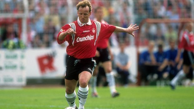 
                <strong>Linker Verteidiger - Andreas Brehme</strong><br>
                Linker Verteidiger - Andreas Brehme (301 Bundesliga-Spiele für den 1. FC Kaiserslautern und dem FC Bayern München, 50 Tore)Erfolge: 2x Deutscher Meister, 1x DFB-Pokalsieger, 1x Weltmeister
              