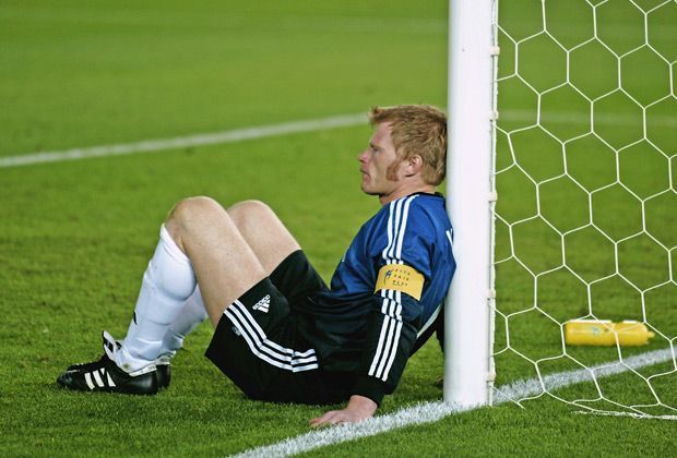 
                <strong>Damals der tragische Held</strong><br>
                Grund 4: Damals unterlief unserem Weltklasse-Torwart Oliver Kahn ein folgenschwerer Patzer. Der Titan wurde nach einem überragenden Turnier zum tragischen Helden.
              