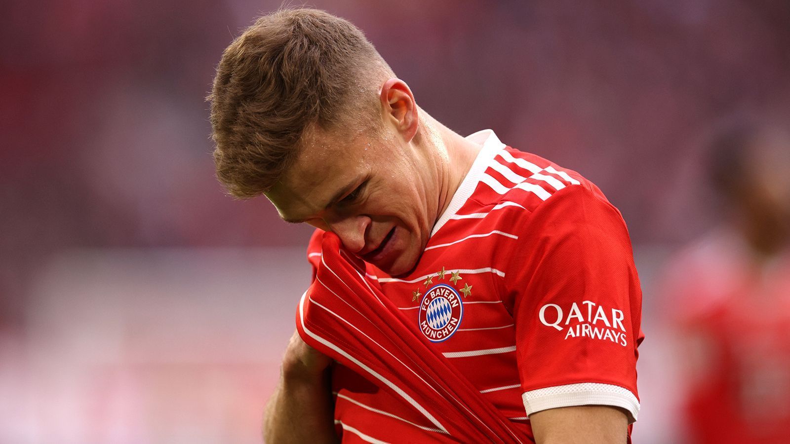 
                <strong>Joshua Kimmich</strong><br>
                Ist nicht der kreative Kopf, der man gegen einen sehr defensiv stehenden Gegner sein muss. Bekommt nach Goretzkas Auswechslung Cancelo zur Seite gestellt. Ist die gesamte Partie über nicht der Anführer, der er eigentlich sein sollte und wird den hohen Ansprüchen, die man an ihn haben darf, nicht gerecht. ran-Note: 
              