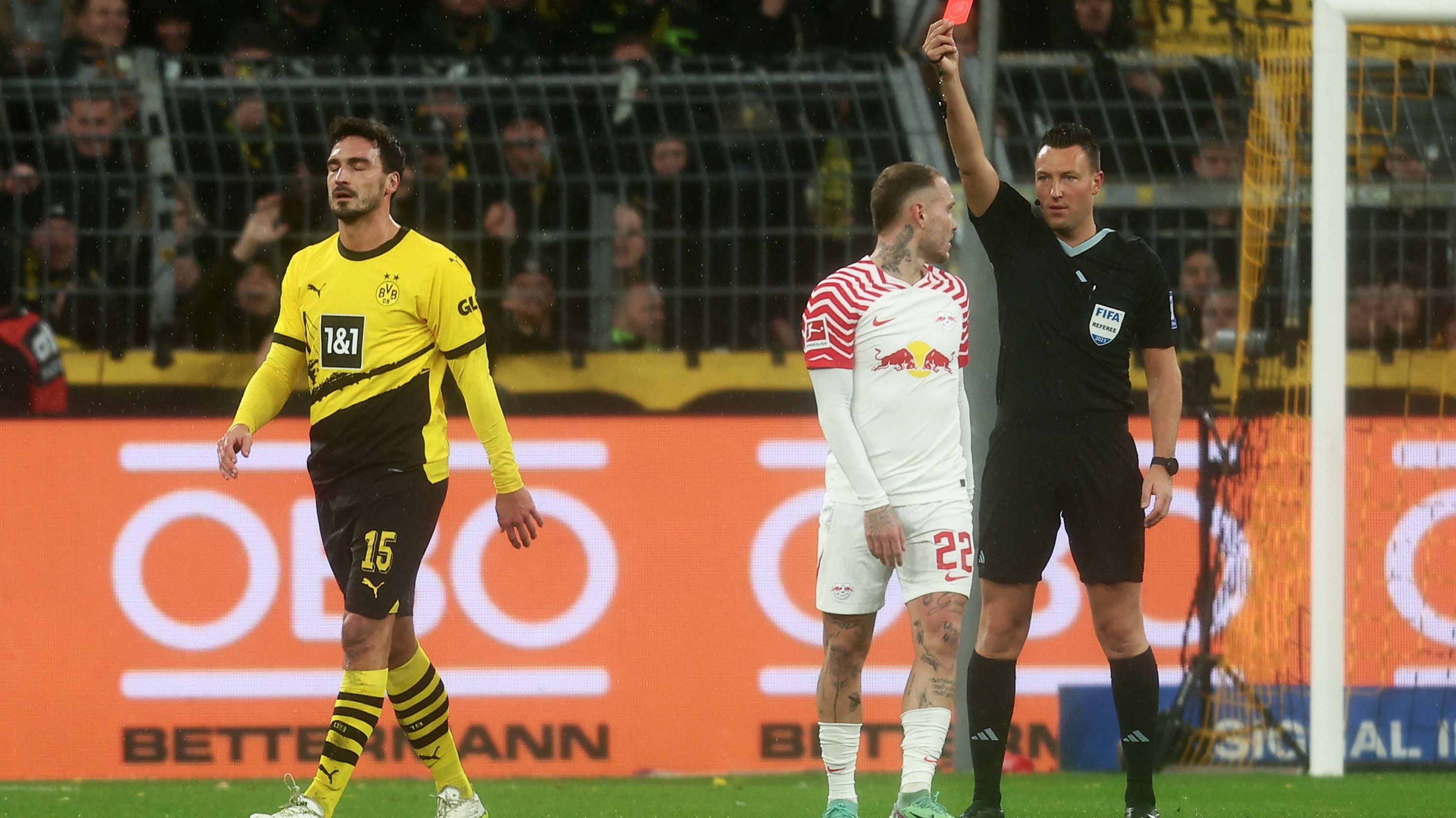 <strong>Mats Hummels (Borussia Dortmund)</strong>
<br>Bitterer Kurz-Auftritt für den Abwehrspieler. Kommt gut rein ins Spiel, kann dann im Sprintduell mit Openda aber nicht mithalten und sieht nach Notbremse Rot. <strong><em>ran</em>-Note: 5</strong>