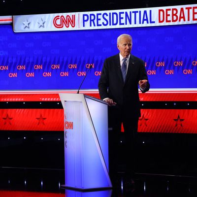 Der holprige Auftritt von Joe Biden im TV-Duell gegen Donald Trump löst bei den Demokraten laut US-Kommentatoren "Panik" aus. 