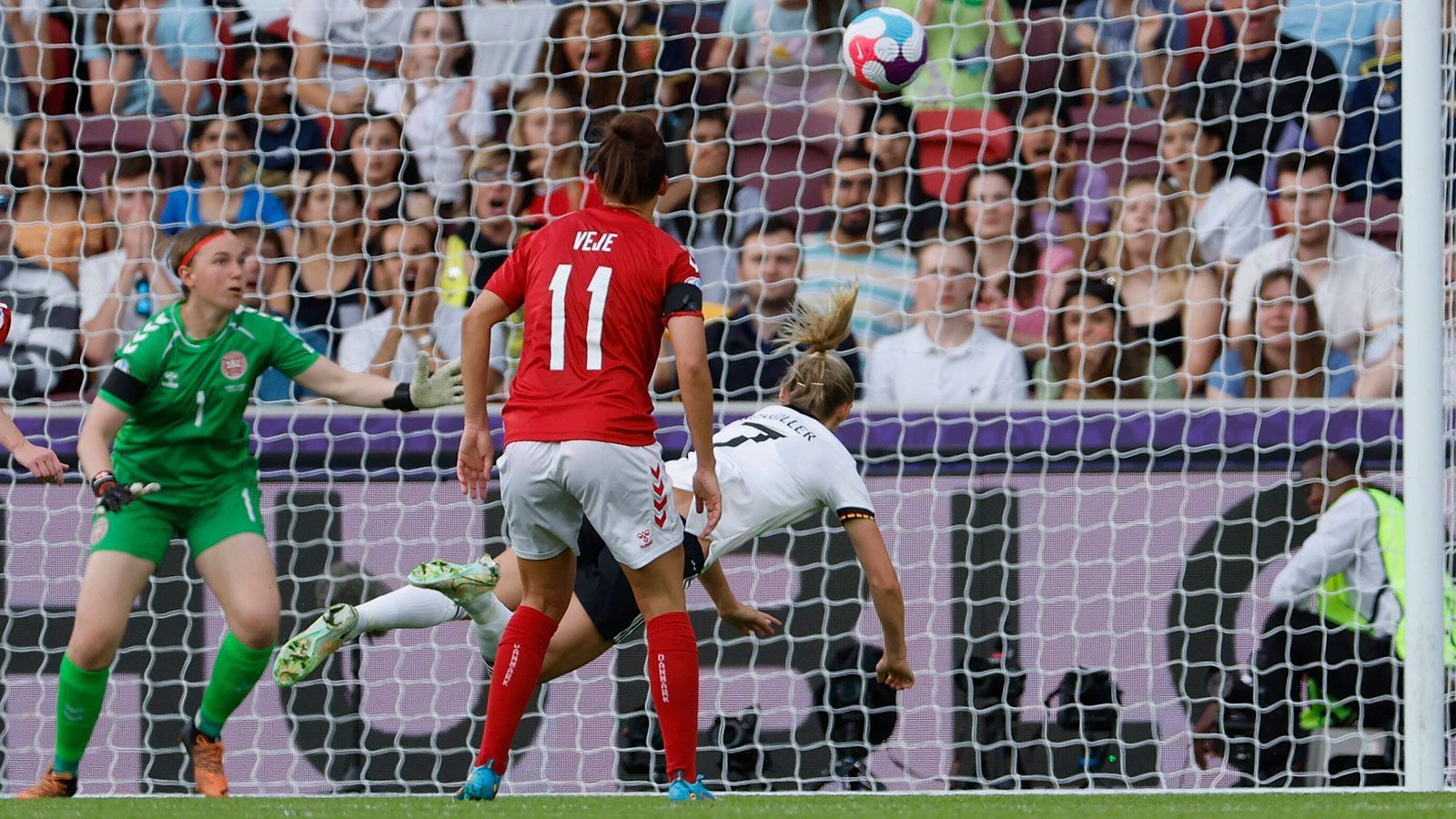 
                <strong>Lea Schüller</strong><br>
                Hat das 2:0 kurz vor der Pause auf dem Fuß. Immer anspielbar und beweglich, fehlt zunächst das Abschlussglück. In der 57. Minute kommt sie aber der dänischen Torhüterin zuvor und köpft zum 2:0 ein (57.). Nach einer guten Stunde ist für Schüller Schluss. - ran Note: 2 
              