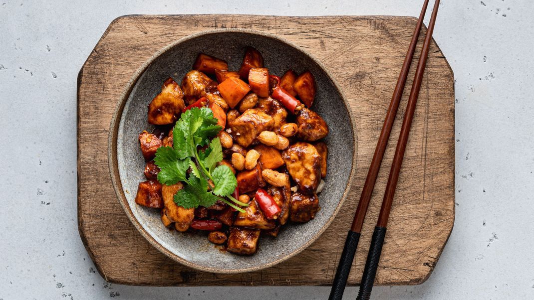 Kung Pao Chicken: So bereitest du das aromatische Asia-Rezept ganz easy zu Hause zu.