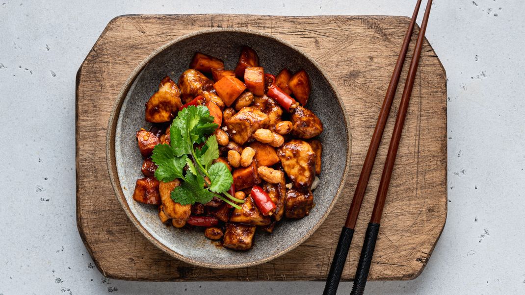 Kung Pao Chicken: So bereitest du das aromatische Asia-Rezept ganz easy zu Hause zu.