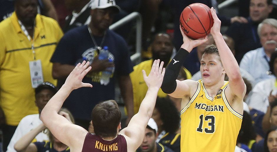 
                <strong>Das ist Moritz Wagner</strong><br>
                Von Berlin aus wechselte Wagner 2015 nach Michigan ans College. Dort gelang ihm in der vergangenen Saison der Durchbruch als Leistungsträger. Seine bisher beste Leistung zeigte er im Halbfinale der March Madness in der Nacht auf Sonntag, gegen die Loyola Ramblers erzielte er 24 Punkte und holte 15 Rebounds. Ähnliche Zahlen waren in einem Halbfinale der March Madness zuletzt den späteren NBA-Superstars Hakeem Olajuwon (1983) und Larry Bird (1979) gelungen. Am College belegt der Junioren-Nationalspieler übrigens die Studienfächer Literatur, Wissenschaft und Kunst (Literature, Science and the Arts).
              