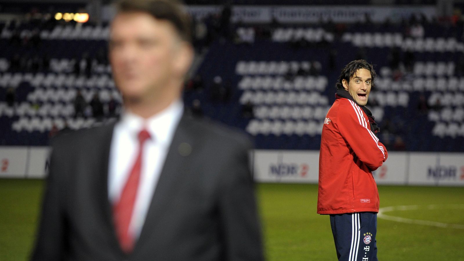 
                <strong>Luca Toni</strong><br>
                Jemand, den van Gaal gleich zu Beginn seiner Amtszeit in München ins Aus stellte, war Luca Toni. Der Stürmer und der Trainer waren menschlich und sportlich nicht auf einer Wellenlänge, woraus Toni gar keinen Hehl machte. "Es war sehr schade, aber ich bin mit dem Trainer leider gar nicht klargekommen", erklärte Toni 2017: "Während meiner Zeit bei den Bayern hatten Trainer van Gaal und ich einige Missverständnisse. Beinahe wäre es zu Handgreiflichkeiten gekommen." Toni warf van Gaal sogar vor, ihn "aufs Höchste zu verachten". Letztlich ging der Italiener Anfang 2010 auf Leihbasis zur Roma und ein halbes Jahr später zum FC Genua. Für die Bayern erzielte dabei 58 Treffer - nur einen davon unter van Gaal.
              