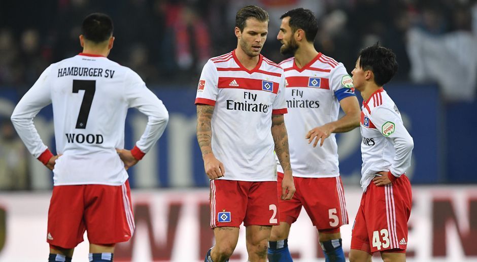 
                <strong>4. Hamburger SV - 2720 Punkte</strong><br>
                Wäre die ewige Tabelle doch die wahre Tabelle. Jeder Fan des Hamburger SV würde jeden Abend glücklich ins Bett gehen. Die Hanseaten sind der einzige Verein, der seit Gründung der Bundesliga noch nie abgestiegen ist. Noch. Folglich konnte der Liga-Dino einige Punkte sammeln. Zurzeit sind es 2720. Jedoch wurden sie jetzt überholt und rutschen aus den Top 3.
              