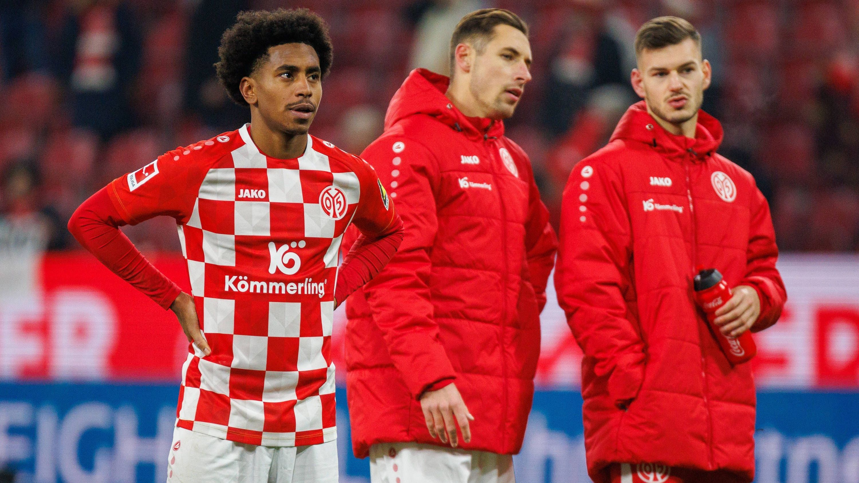 <strong>1. FSV Mainz 05</strong><br>Für die Mission Klassenerhalt soll bei den Mainzern die Offensive gestärkt werden. Wie die "Bild" berichtet, sei Rapid Wiens Marco Grüll ein Kandidat dafür. Der Österreicher wird aber auch bei Werder Bremen als Winter-Neuzugang gehandelt. Im Umkehrschluss könnte es für FSV-Juwel Leandro Barreiro (li.) Anfang 2024 weg aus Mainz gehen, sein Vertrag endet im Sommer.&nbsp;