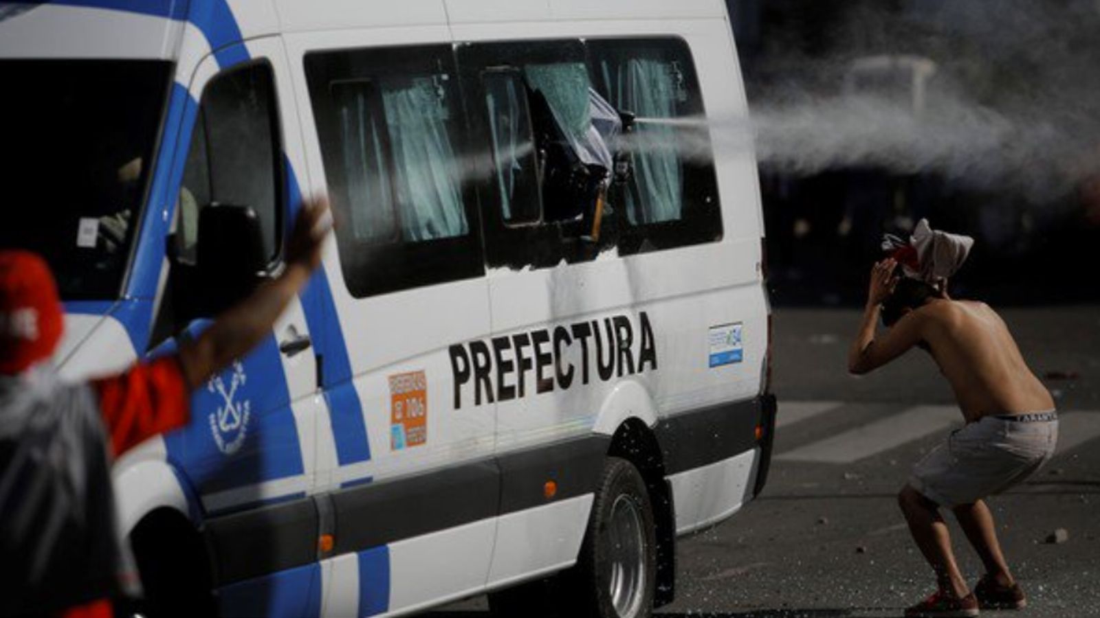 
                <strong>Polizei setzt Pfefferspray gegen Hooligans ein</strong><br>
                Durch die eingeworfenen Fensterscheiben am Teambus kam außerdem von der Polizei gegen die Hooligans eingesetztes Tränengas in den Spielerbus.
              