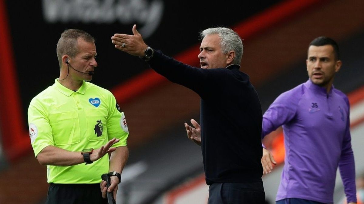 Auch Jose Mourinho (m.) haderte mit Fehlentscheidung