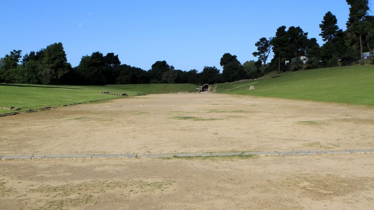 Das Stadion entspricht den antiken Maßen von 213 Metern Länge. Die Zuschauer saßen auf Gras bedeckten Hügeln, die die Laufbahn umgeben. Diese war ungefähr 192 Meter lang. Schätzungen zufolge sahen bis zu 45.000 Menschen den Wettkämpfen zu. Die Athleten liefen immer in Richtung des Zeusaltars.