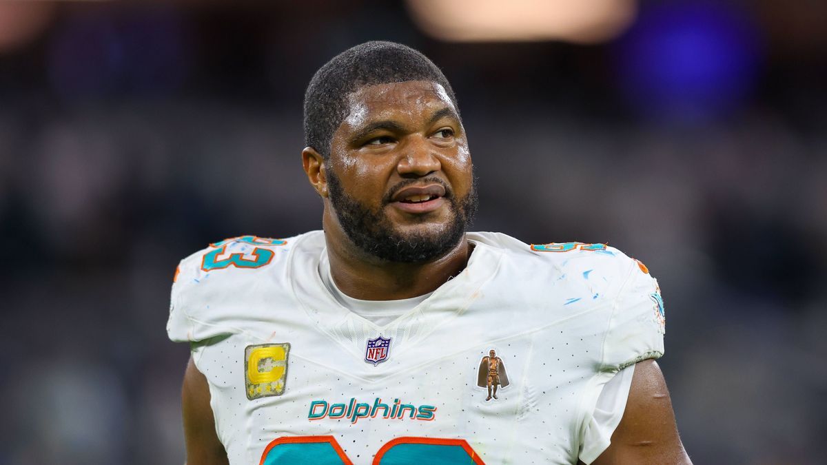 INGLEWOOD, CA - NOVEMBER 11: Miami Dolphins defensive tackle Calais Campbell (93) runs off of the field after the NFL, American Football Herren, USA game between the Miami Dolphins and the Los Ange...