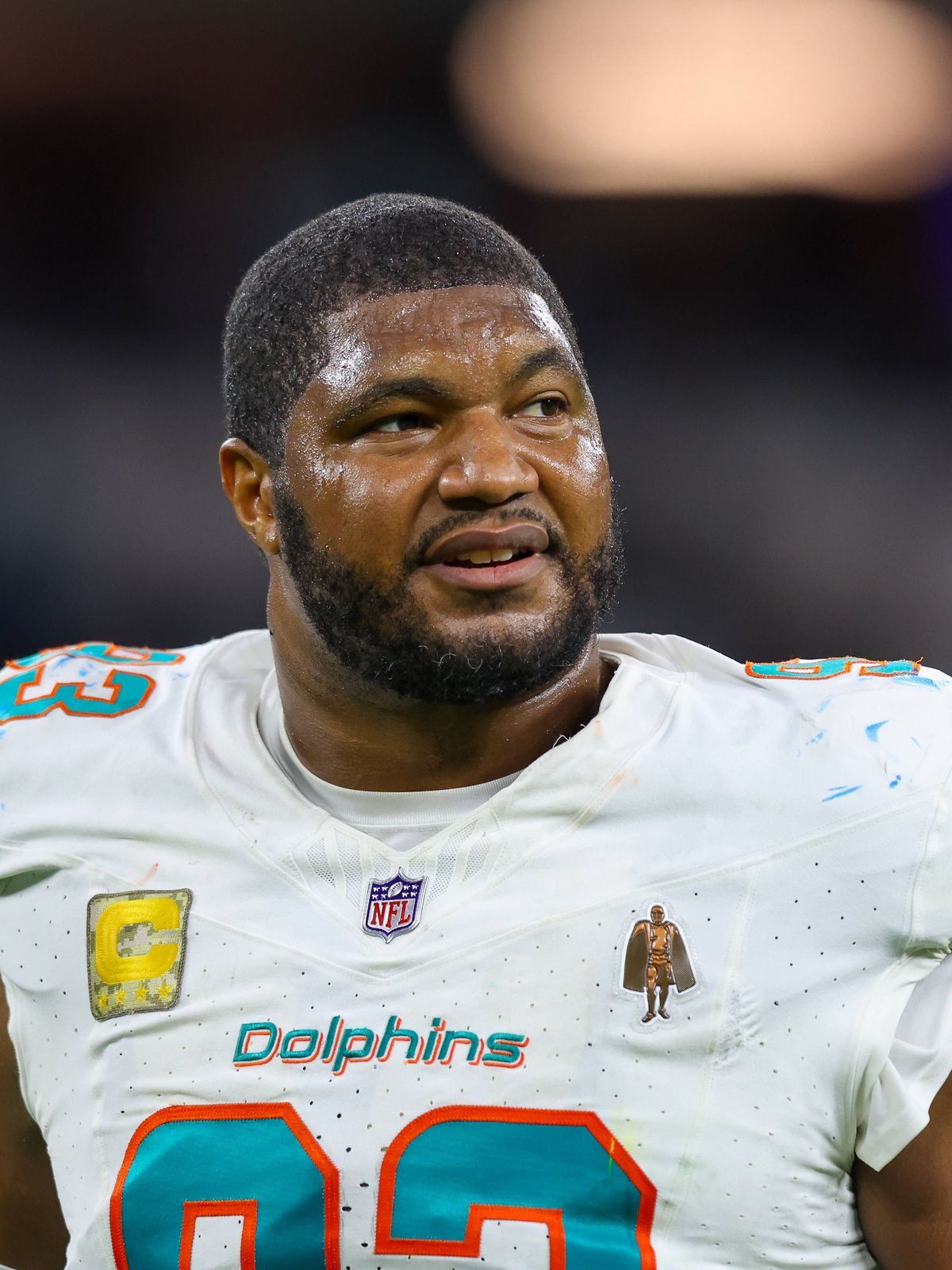 INGLEWOOD, CA - NOVEMBER 11: Miami Dolphins defensive tackle Calais Campbell (93) runs off of the field after the NFL, American Football Herren, USA game between the Miami Dolphins and the Los Ange...