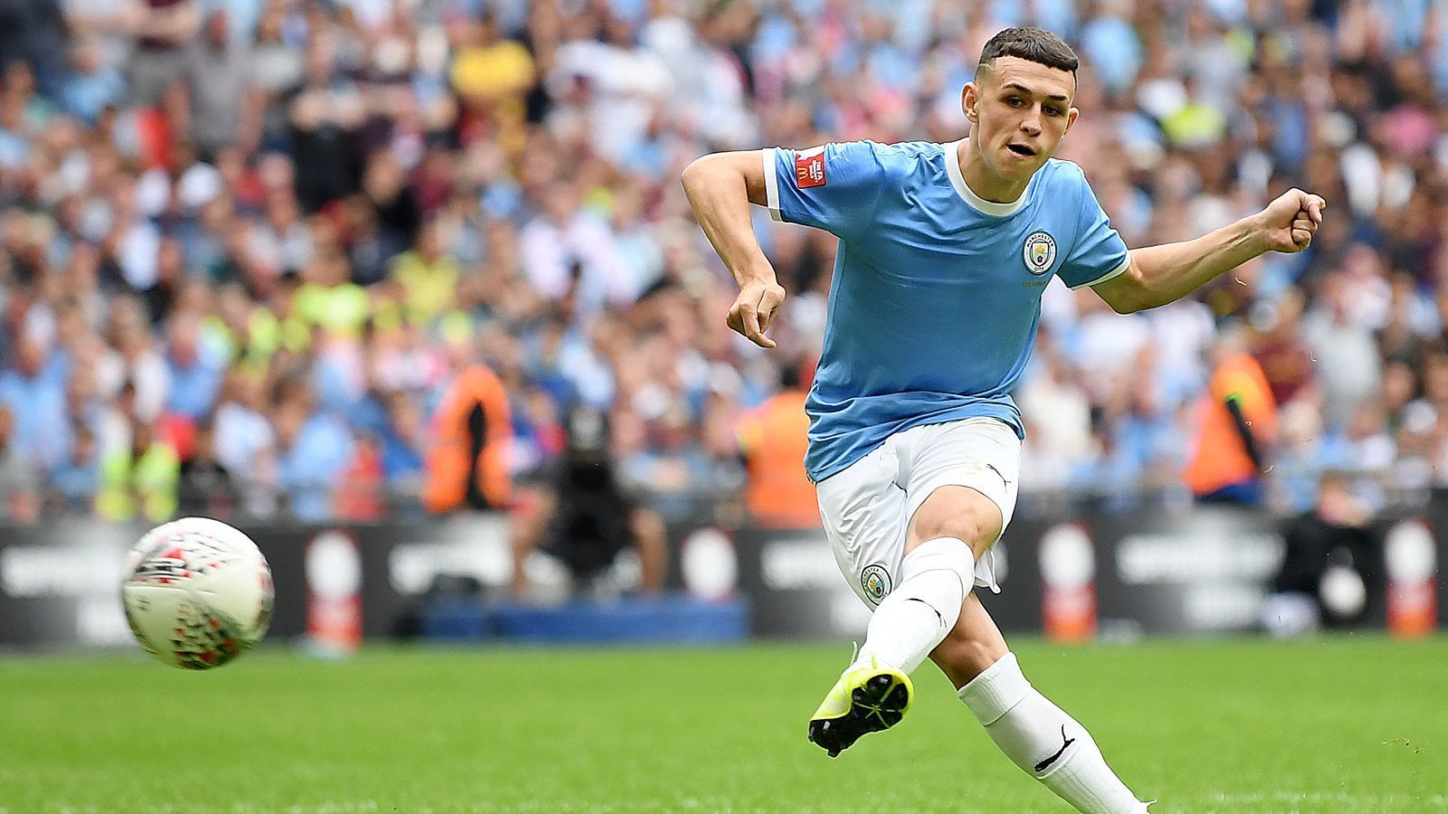 
                <strong>Phil Foden (Manchester City)</strong><br>
                Auf Phil Foden lastet schon mit 19 Jahren ein enormer Druck. Er gilt als eines der größten englischen Talente, die Medien diskutieren seinen Werdegang gerne und ausführlich. Da hilft es nicht unbedingt, wenn sein Trainer Pep Guardiola über ihn sagt, er sei "der talentierteste Spieler, den ich je gesehen habe". Adelnde Worte von einem Mann, der Lionel Messi, Xavi und Andres Iniesta trainierte. In der Liga durfte Foden trotz des überschwänglichen Lobs erst zehn Minuten im zentralen Mittelfeld ran. Wenn er denn auflaufen darf, bewegt er sich klug wie ein Fußball-Veteran über den Platz und überzeugt mit guter Ballbehandlung und Gedankenschnelle. "Es gibt ein paar Teamkollegen, die mir sagen, dass ich geduldig sein soll", berichtete Foden zuletzt, "aber offensichtlich bin ich bereit und möchte jetzt spielen."
              