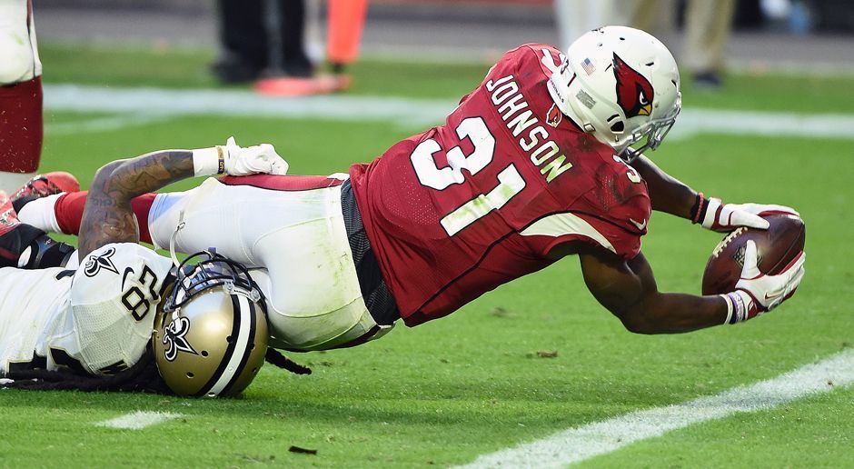 
                <strong>David Johnson (Arizona Cardinals)</strong><br>
                Über 100 Yards von der Line of Scrimmage in jedem Spiel der Regular Season - Der Running Back der Arizona Cardinals steht kurz davor, das Unglaubliche wahr zu machen. Zudem könnte er neben 1.233 Rushing Yards, die er bereits verbucht hat, auch die 1.000 Receiving Yards knacken. Dazu fehlen im allerdings noch 159 Yards im abschließenden Spiel bei den Los Angeles Rams.
              