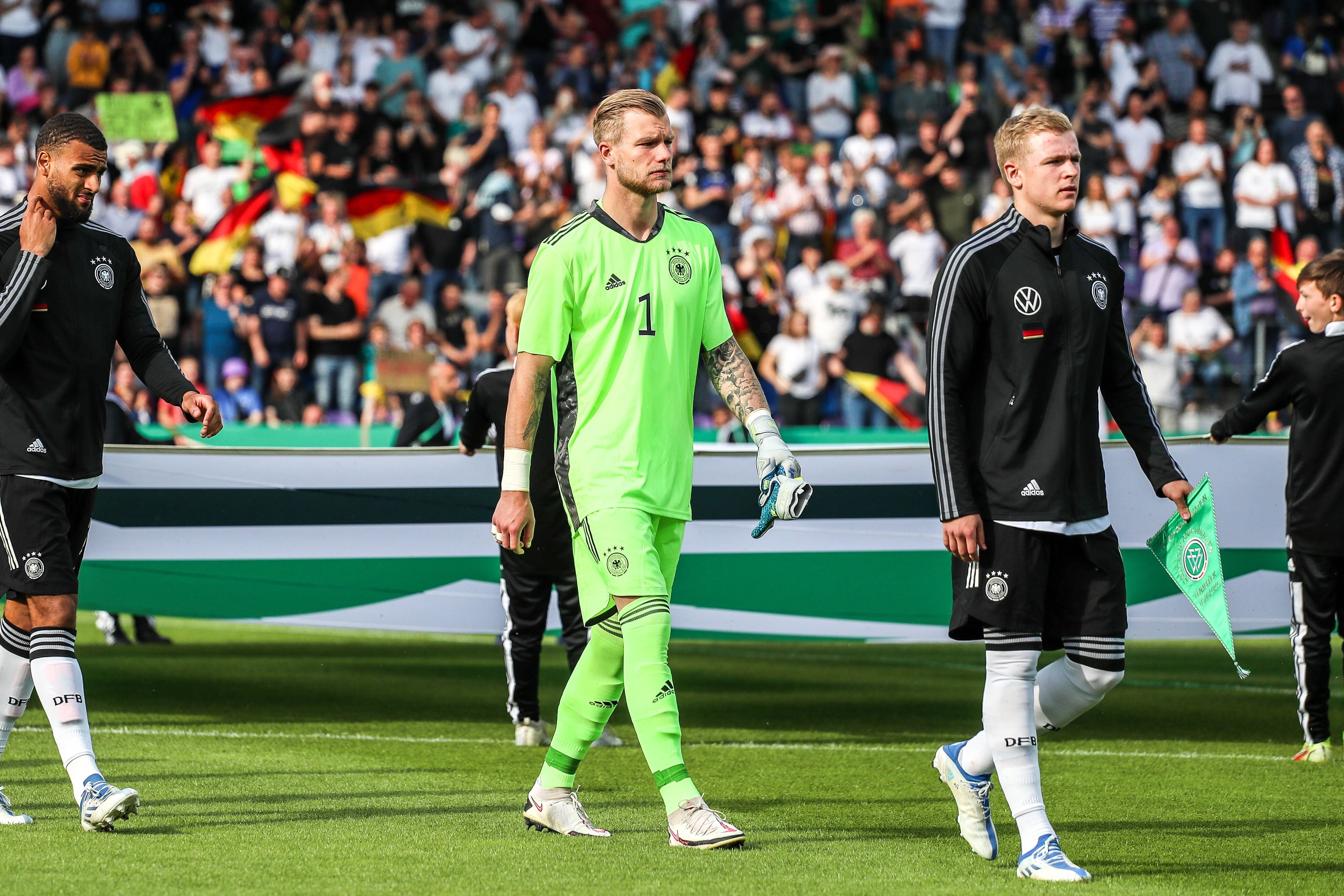 
                <strong>Nico Mantl</strong><br>
                Der Ersatzkeeper vom österreichischen Meister RB Salzburg erlebte über weite Strecken einen ruhigen Abend im Stadion an der Bremer Brücke. Wenn er von den Ungarn mal gefordert wurde, war er zu Stelle. Ein souveräner Auftritt, bei dem Mantl allerdings auch kaum Möglichkeiten hatte, sich nachhaltig auszuzeichnen. ran-Note: 3
              