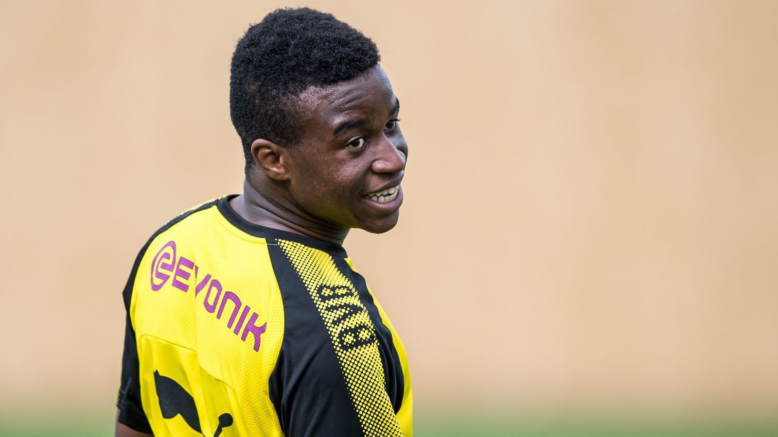 
                <strong>Youssoufa Moukoko gibt DFB-Comeback: Seine Mega-Zahlen der Saison</strong><br>
                …Michael Skibbe, sein Trainer bei der U19 des BVB, fest davon aus, dass Youssoufa Moukoko es noch sehr weit bringen wird. "Der Junge wird eines Tages Profi werden. Das ist so sicher wie das Amen in der Kirche. Nur Verletzungen könnten ihn stoppen", sagte Moukokos Trainer Michael Skibbe im Sommer dem Magazin "RevierSport".
              