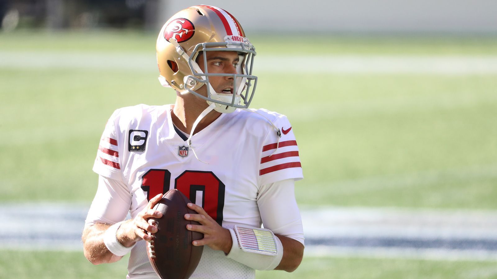 
                <strong>San Francisco 49ers</strong><br>
                Auch die San Francisco 49ers könnten sich nach einem Jahr voller Verletzungspech nach einer neuen Option auf der Quarterback-Position umsehen. Starter Jimmy Garoppolo (Bild) fiel mal wieder verletzt aus und in seiner Abwesenheit konnten weder Nick Mullens noch C.J. Beathard dauerhaft überzeugen. Alle drei könnten 2021 nicht mehr in San Francisco spielen, denn Beathard und Mullens sind Free Agents und Garoppolo könnte angesichts eines Dead Cap von nur 2,8 Millionen Dollar günstig entlassen werden. Wahrscheinlicher ist jedoch, dass Garoppolo der Backup des neuen Starters wird. Dabei werden bei den 49ers Routiniers wie Stafford oder Matt Ryan gehandelt, aber auch ein Rookie-Quarterback scheint möglich. An der zwölften Position darf General Manager John Lynch draften und könnte dabei ein Top-Talent des starken Jahrgangs picken.
              