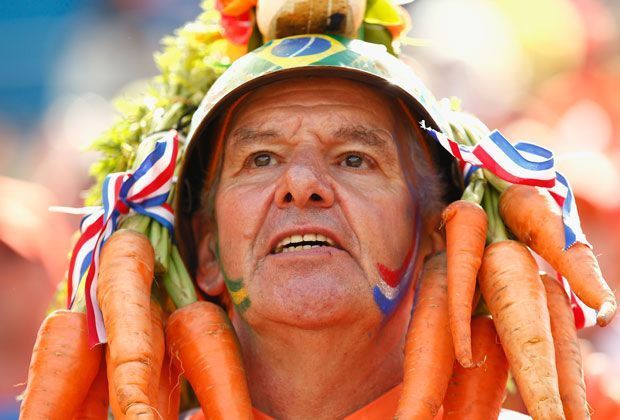 
                <strong>Verrückt, sexy, skurril: Fans in Brasilien</strong><br>
                Welche Gemüsesorte passt zur niederländischen Nationalfarbe? Natürlich, die Möhre! Also schnell umhängen!
              