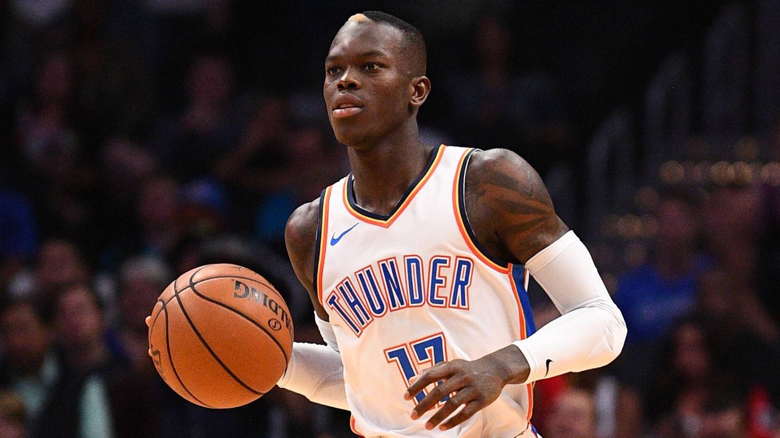 
                <strong>Dennis Schröder (Oklahoma City Thunder) </strong><br>
                Dennis Schröder ist nach dem Rücktritt von Dirk Nowitzki das bekannteste Gesicht des deutschen Basketballs. Der Point Guard geht in seine zweite Saison bei den Oklahoma City Thunder und kassiert dafür beachtliche 15,5 Millionen US-Dollar. Der deutsche Bundestrainer Henrik Rödl lobt Schröders Entwicklung: "Er hat spielerisch und physisch einen weiteren Schritt nach vorne gemacht. Es war für ihn eine besondere Erfahrung, letzte Saison an der Seite der Stars Russell Westbrook und Paul George zu spielen."
              