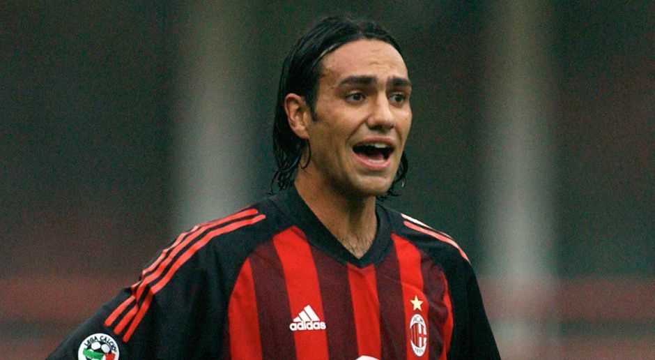 
                <strong>Alessandro Nesta</strong><br>
                Innenverteidiger: Alessandro Nesta - Spielte von 2002 bis 2012 für Milan. Gab es je einen stärkeren Innenverteidiger in der Berlusconi-Ära? Nesta beeindruckte durch sein stets starkes Stellungs- und Kopfballspiel. In der Modestadt wurde er zweimal Meister, zweimal Champions-League-Sieger, einmal Pokalsieger und auch Superpokalsieger. Zudem wurde er zweimal für die FIFA World XI nominiert.
              