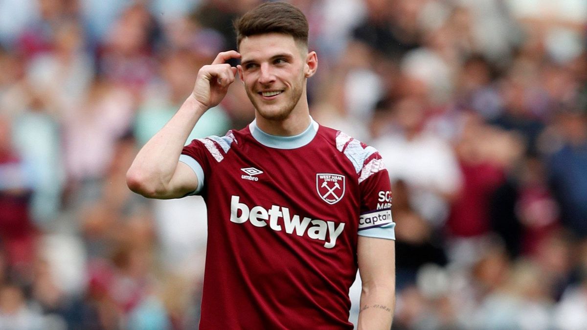 Declan Rice betritt unter Seifenblasen das Spielfeld