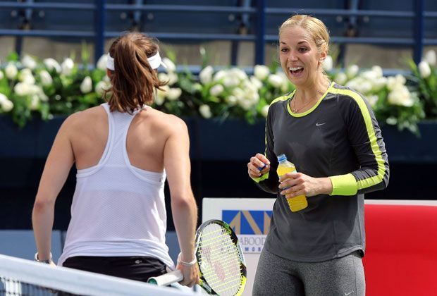 
                <strong>Macht Martina aus Lisicki wieder die "Bum-Bum-Bine"?</strong><br>
                Der Spaß darf auf dem Trainingsplatz natürlich trotz der harten Arbeit niemals zu kurz kommen. Und so finden Sabine Lisicki (rechts) und Martina Hingis auch immer mal wieder Zeit, richtig herzhaft zu lachen. So muss das sein. Vor allem Frohnatur Lisicki scheint das richtig gut zu tun.
              