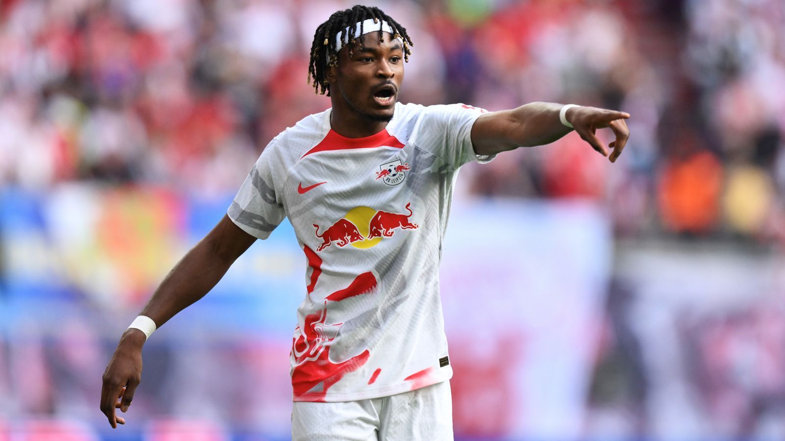 
                <strong>Mohamed Simakan (Frankreich/RB Leipzig)</strong><br>
                Von Pokalsieger RB Leipzig wird Innenverteidiger Mohamed Simakan für die U21-EM abgestellt. Der 23-jährige Franzose kam bislang erst zu zwei Einsätzen für Frankreichs U21, was die Qualität des Teams noch einmal zusätzlich unterstreicht, denn bei seinem Klub RB Leipzig gehört Simakan mehr oder weniger zur Stammformation. In der abgelaufenen Saison bestritt der in Marseille geborene Simakan 37 Pflichtspiele für die Sachsen. Dabei gelangen ihm drei Treffer und acht Vorlagen. 
              