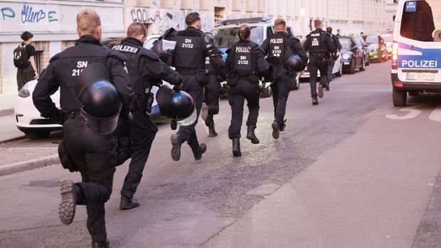 Leipzig: Polizisten müssen nach Urteilsspruch für Ruhe sorgen.