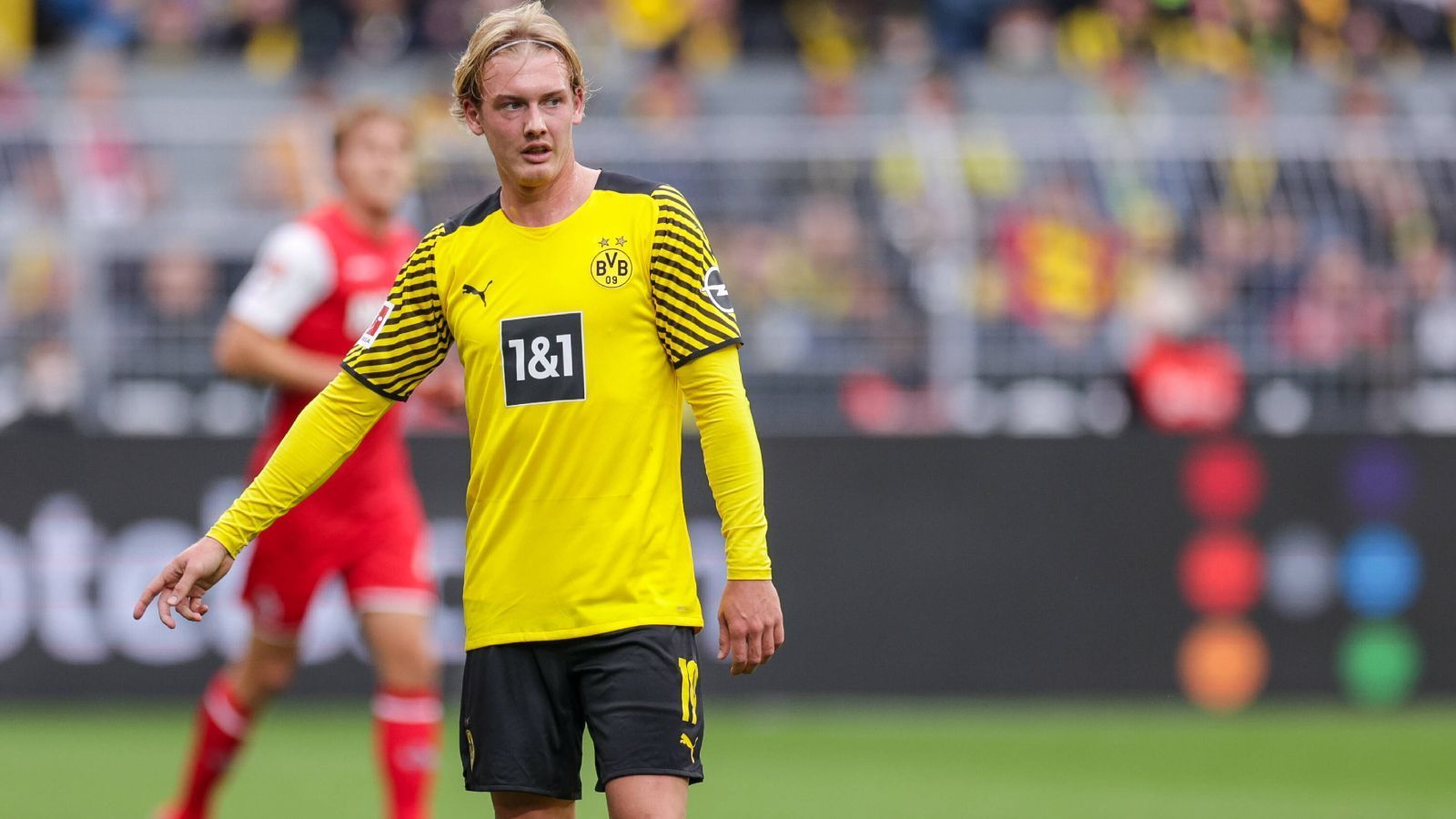 
                <strong>Julian Brandt</strong><br>
                Als Julian Brandt im Sommer 2019 von Bayer 04 Leverkusen zu Borussia Dortmund wechselte waren die Erwartungen an den aktuell beim DFB nicht gefragten Nationalspieler groß und nicht nur die Verantwortlichen, sondern auch er selbst wollte Entwicklungsschritte sehen. Doch gefühlt stagniert Brandt seit seinem Wechsel nach Dortmund, in großen Partien taucht der gebürtige Bremer regelmäßig ab. Da ist das wohl entscheidende Champions-League-Spiel um den Gruppensieg genau die richtige Bühne, um Kritiker von sich zu überzeugen. Ein gut aufgelegter Brandt kann Ajax durchaus weh tun.
              