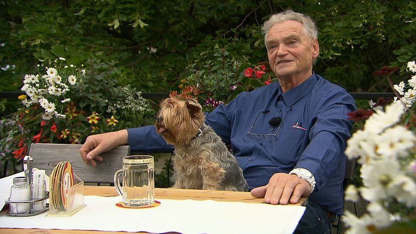 Altobmann Ferry genießt die Zeit in seinem Schrebergarten mit Hund und einem guten Glas Weißwein.