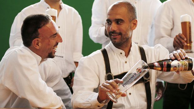 
                <strong>Götze, Guardiola und Co. beim Lederhosenshooting</strong><br>
                Guardiola macht es vorbildlich: Glas schräg halten, das Bier langsam eingießen. Spätestens jetzt ist der Katalane endgültig in Bayern angekommen
              